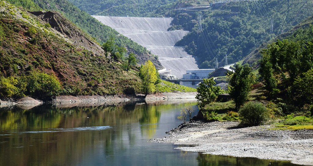 Taksa per prodhuesit e energjise, sipermarresit kunder: Penalizon prodhimin